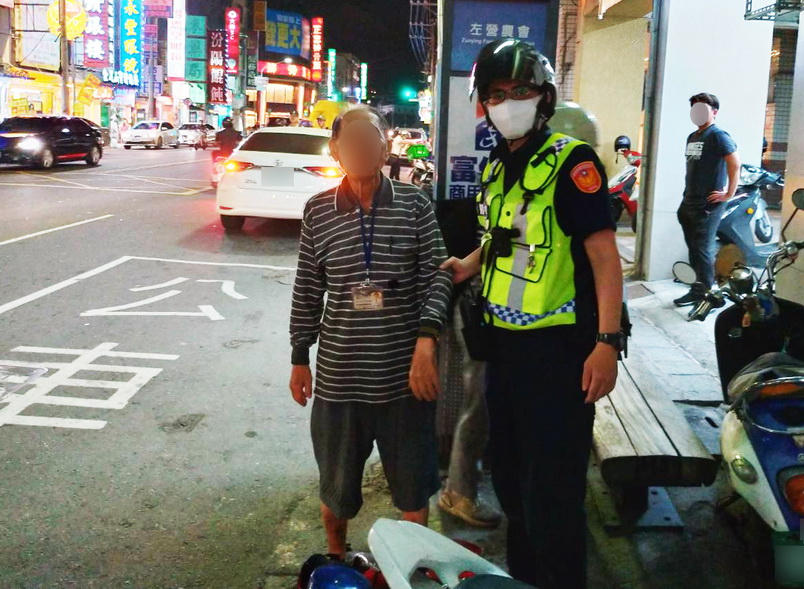 老翁呆坐公車站 左營警分局警細心查證助返