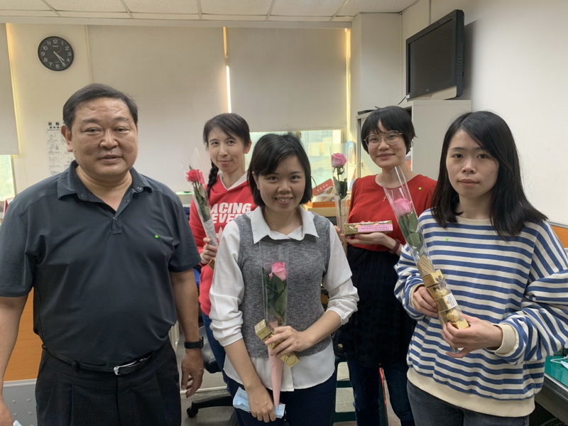 高市新興分局女性同仁人手一花歡喜慶婦女節