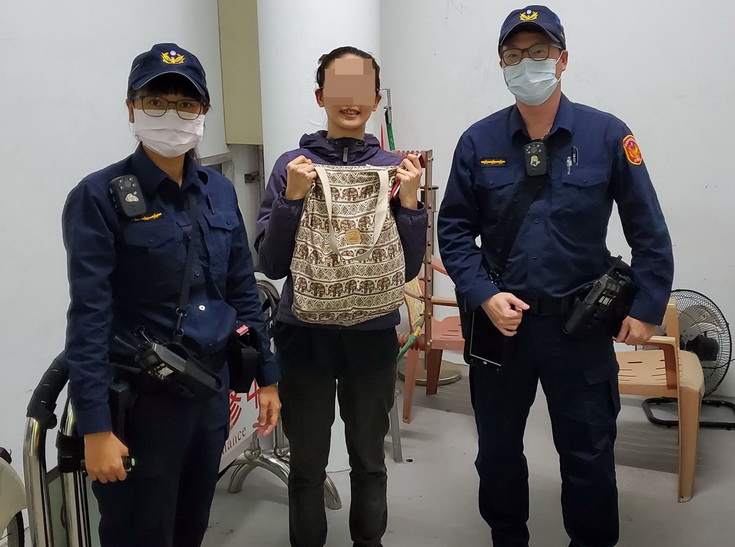 鹽埕分局警與保全員尋回女子隨身包