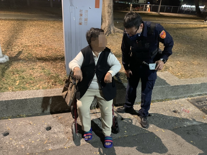 老嫗忘失回家路 鹽埕警憑「城中城」關鍵字助返家
