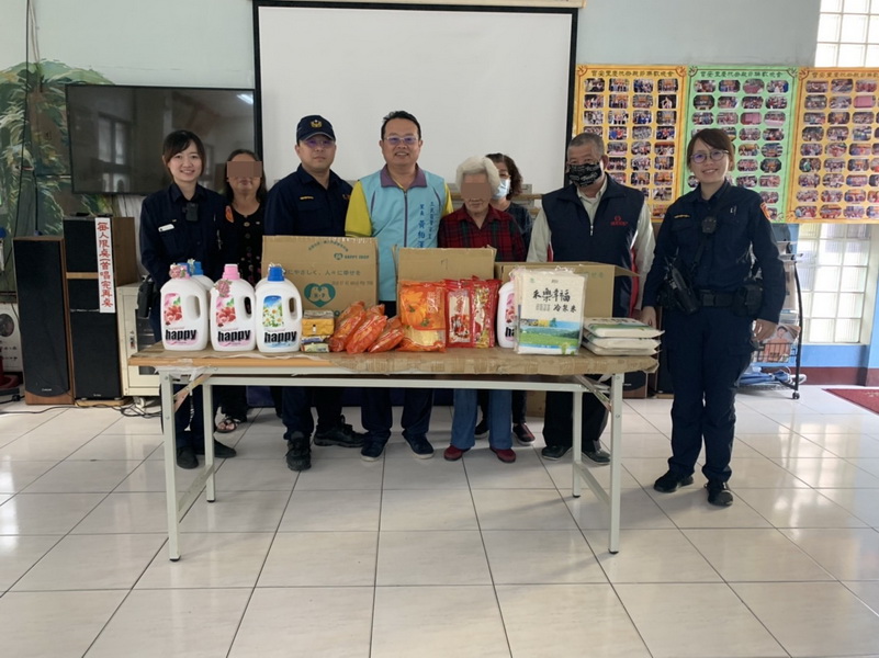 三民二分警方深入社區 關心民瘼發放物資