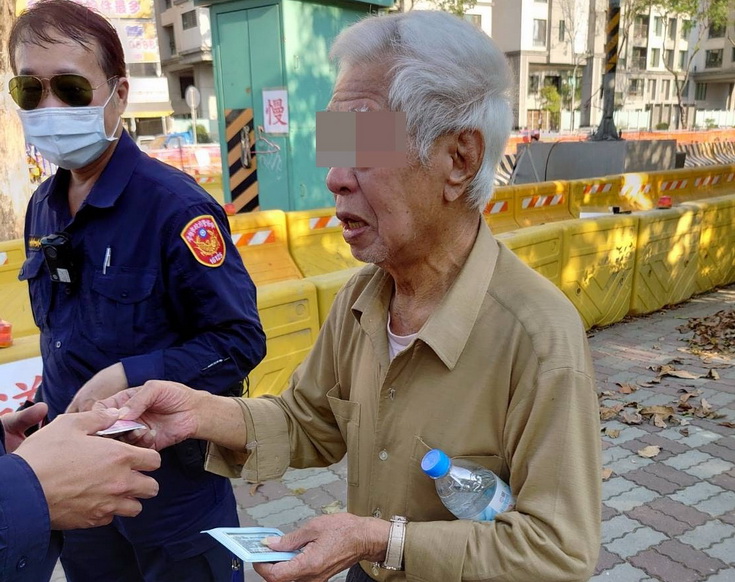 老翁迷路 三民二分局陽明警安全送返家