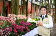 台南市長黃偉哲視察花園水博館 幫忙賣花