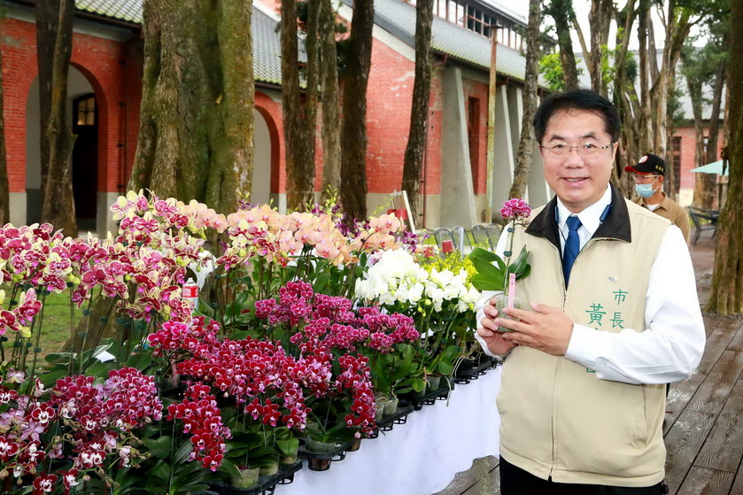 台南市長黃偉哲視察花園水博館 幫忙賣花