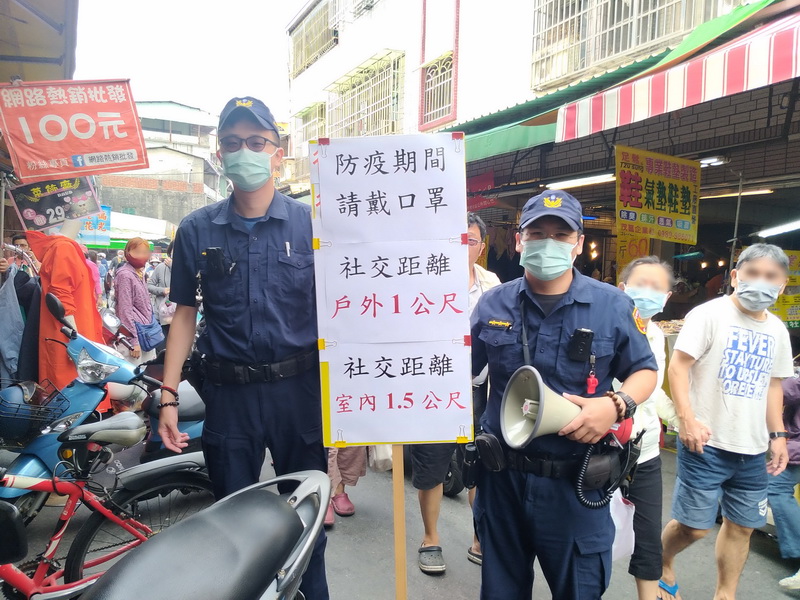 左營分局四海警方進入菜市場宣導防疫工作