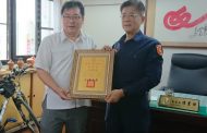 善心人捐高市警局防疫護目鏡 副局長陳書田代表受贈