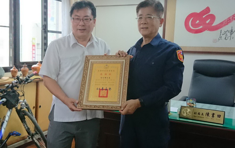 善心人捐高市警局防疫護目鏡 副局長陳書田代表受贈