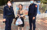 老婦迷途驚慌徘迴路口 苓雅警速聯繫家人帶回