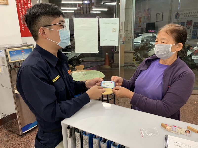 民眾遺失健保卡 鹽埕分局建國所警及時協助發還失主