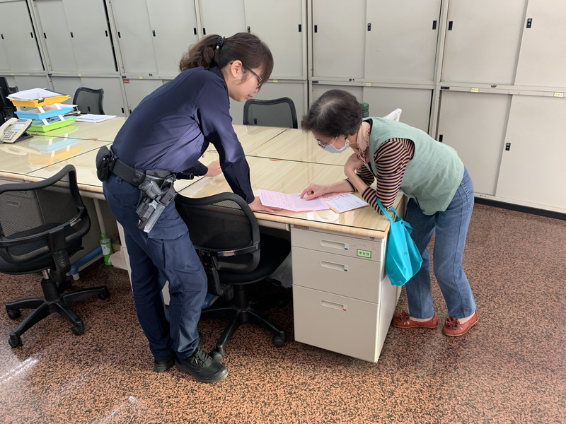 婦人車禍驚慌 鹽埕分局女警耐心安撫協助