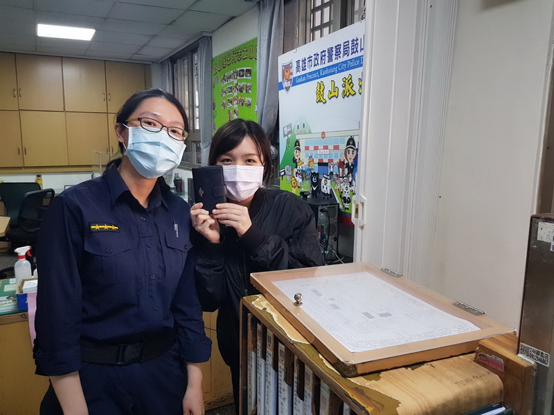 民眾「路不拾遺」鼓山警通知失主領回皮夾