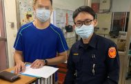 民眾拾獲十萬元 鼓山分局警迅速通知失主領回