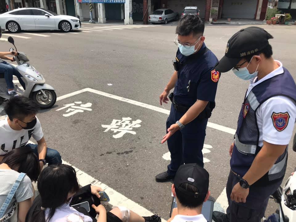 女子車禍倒臥路面 鼓山分局新濱警助送醫獲好評