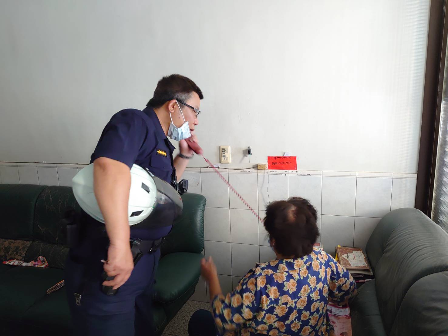 高齡婦提領巨款 鼎山警暖心護鈔返家