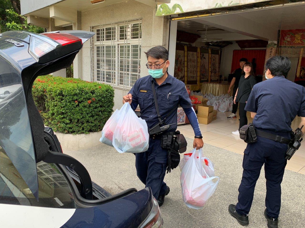 三民第二分局警方結合義永寺關懷弱勢急難救助