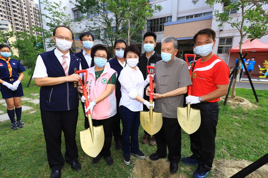 台中市和平國小百週年校慶 市長盧秀燕帶頭植樹