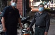 機車拋錨回不了家 前金警協助老翁排除故障