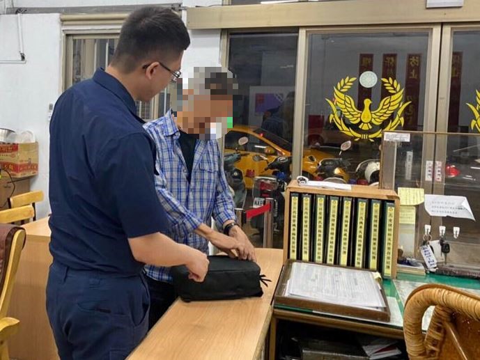 老翁遺落行李包 新興分局警高效率通知領回