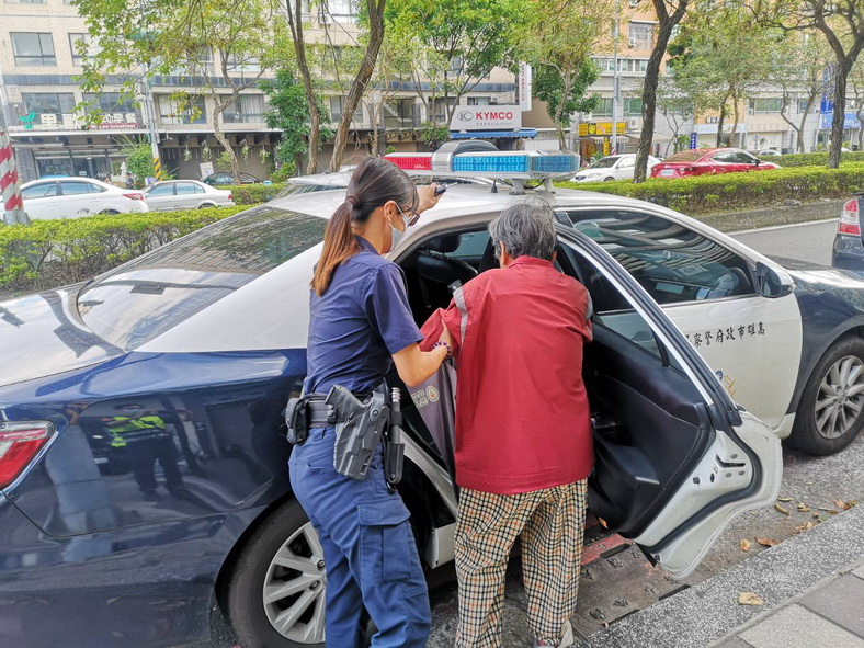 八旬婦迷途 楠梓出所警送返家