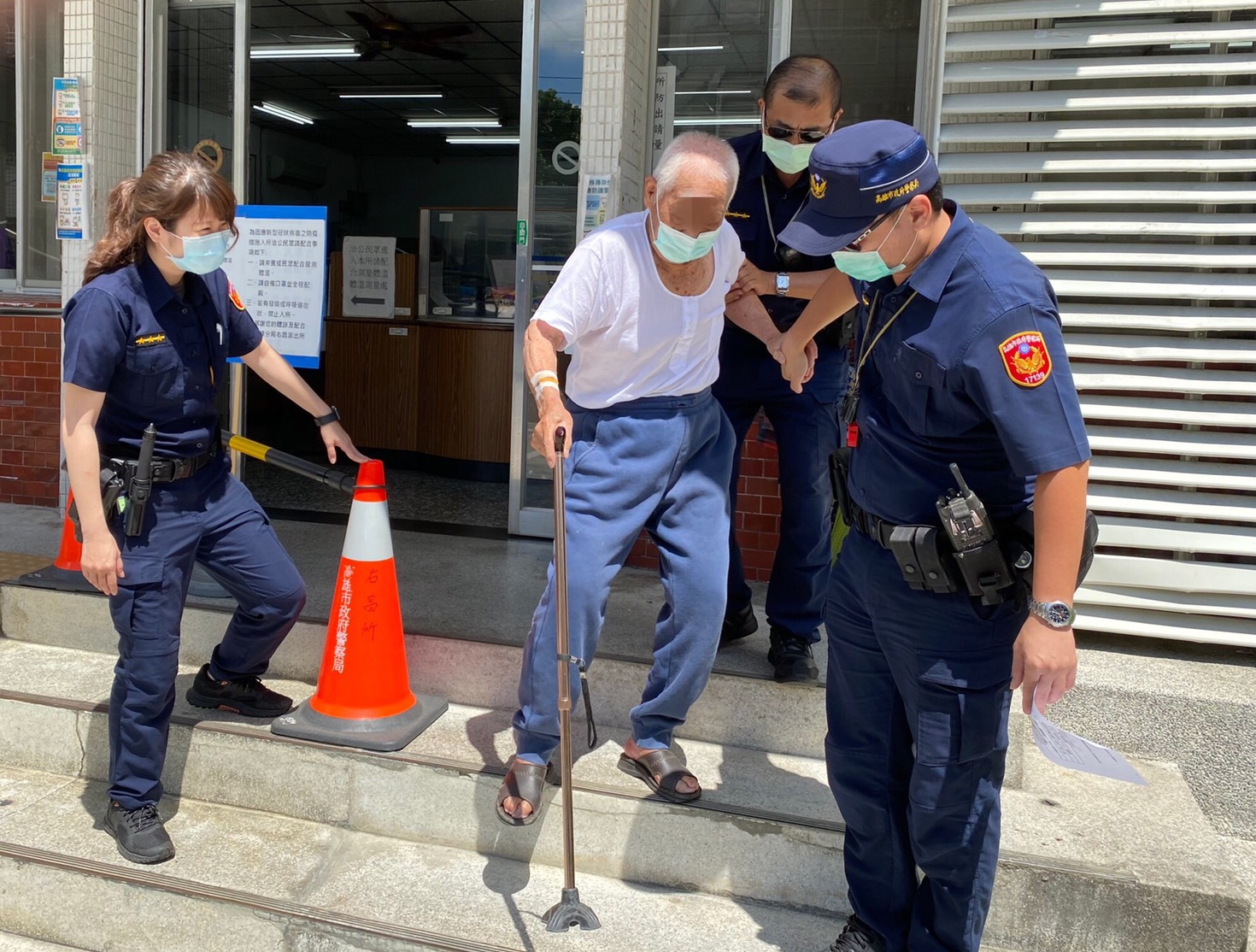 失智老翁負氣出走 楠梓分局警熱心協助返家