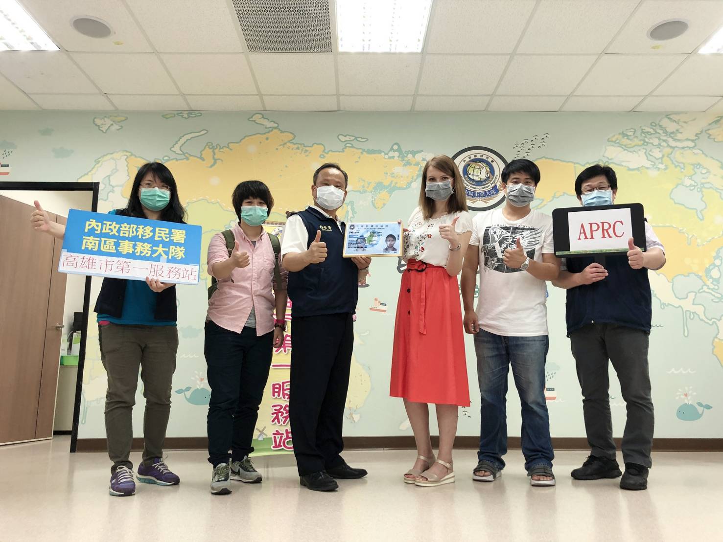 移民署徐志權主任賀俄羅斯新住民領到永久居留證