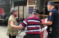 高齡伯騎單車險摔 民權路派出所警安全送返家