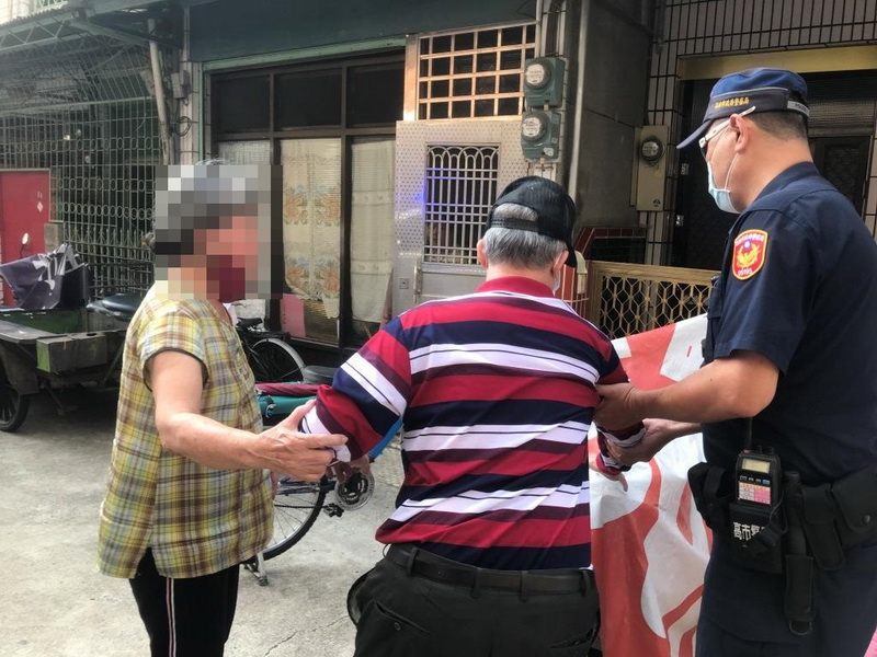高齡伯騎單車險摔 民權路派出所警安全送返家