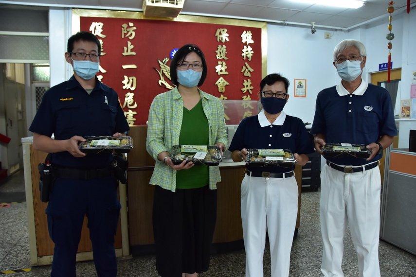 慈濟功德會志工慰勞鹽埕警防疫辛勞 提倡「疫起蔬醒」