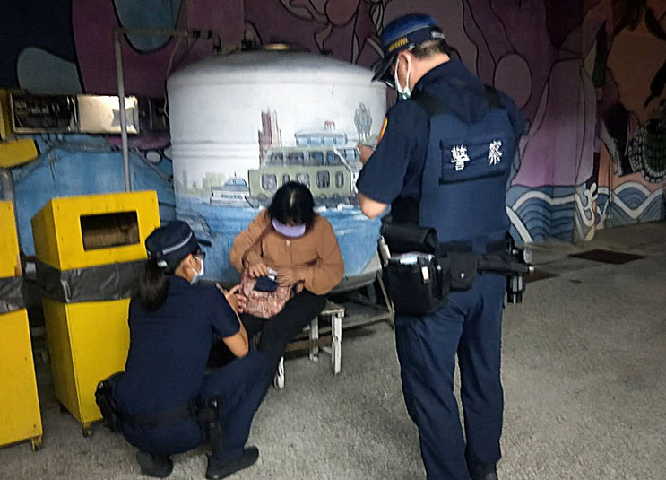 韓籍女子醉臥駁二特區 鹽埕警關懷協助