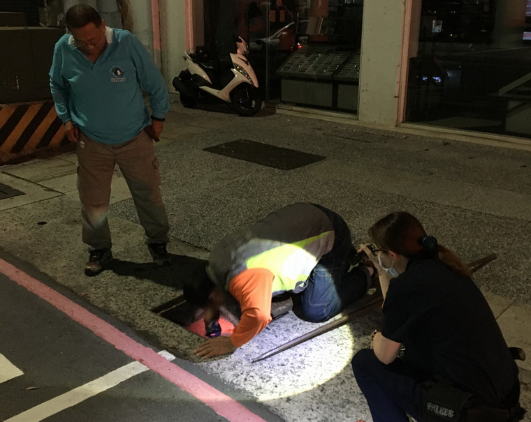 小貓咪受困水溝  鹽埕分局七賢派出所警即刻救援