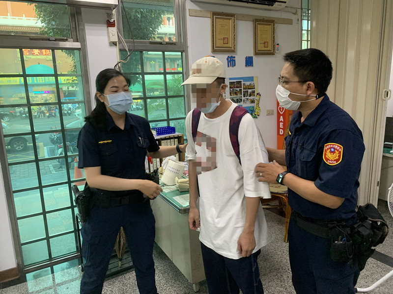 情緒失控沿路按門鈴 鼓山分局警安撫助返家