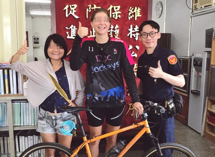 南非籍女教師腳踏車遭竊 鼓山分局警揪賊尋回