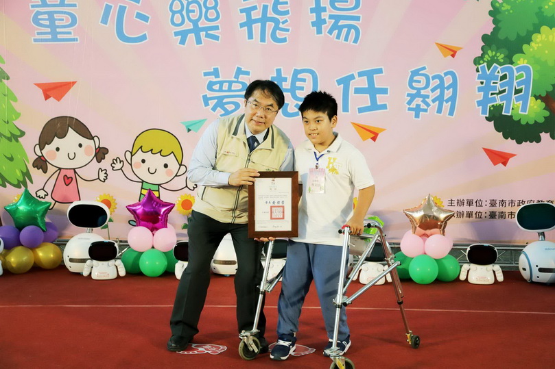 台南市長黃偉哲頒獎表揚352位模範兒童