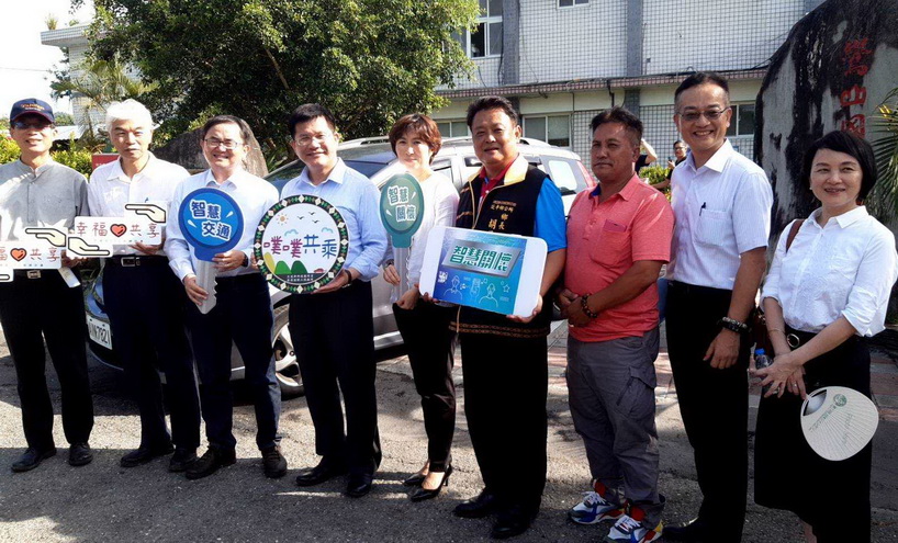 饒慶鈴陪同林佳龍參訪噗噗共乘 與鄉親座談