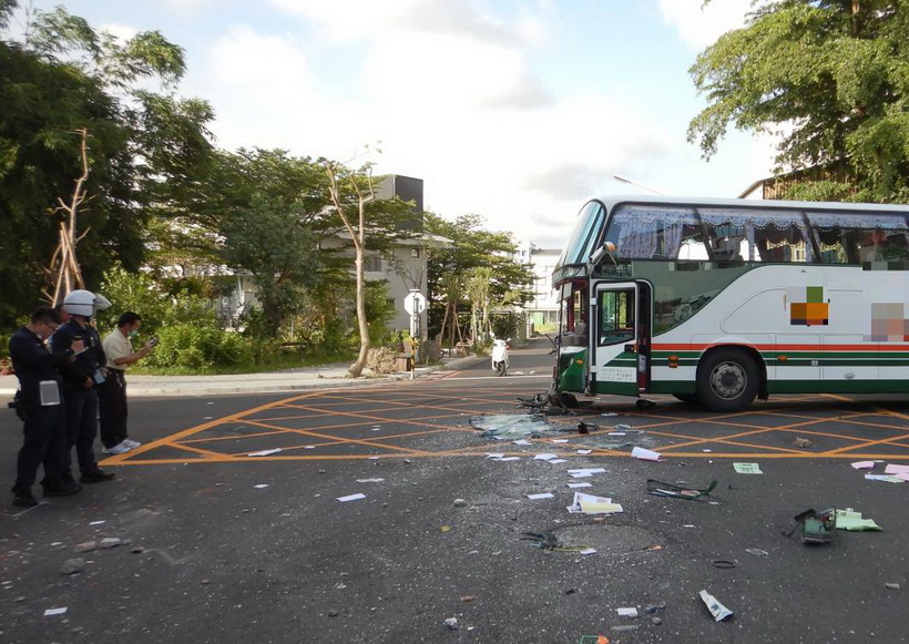遊覽車與砂石車事故 楠梓警方協助傷者送醫診治