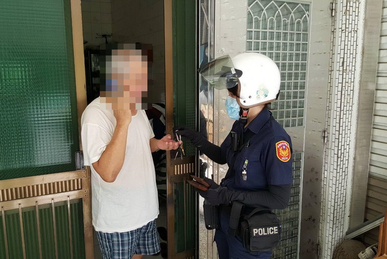 民眾拾獲皮夾 苓雅分局女警親自送返失主家