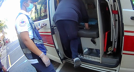 民眾糾紛情緒激動相拉扯 鹽埕警安撫化解糾紛