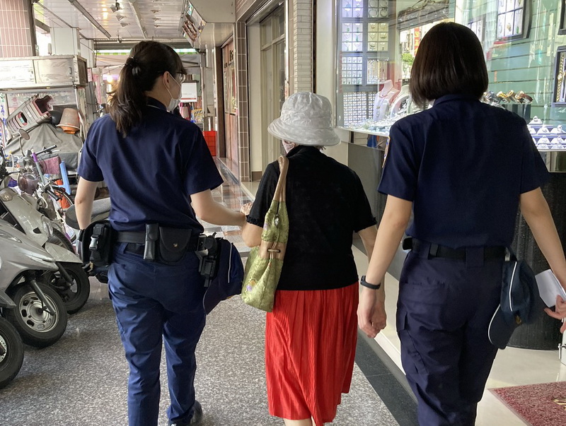 九旬老婦欲與兒斷母子關係 女警關心送回家