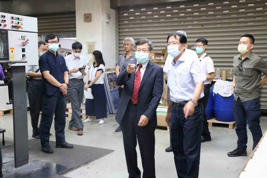 高雄市選舉委員會主任委員巡視選舉公報印製作業