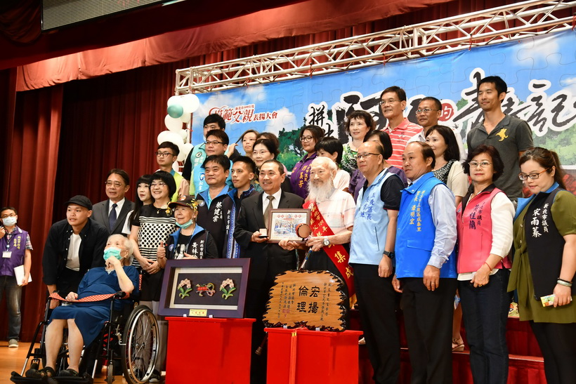 新北市長侯友宜表揚模範父親 謝父愛 甜喊阿爸我愛你