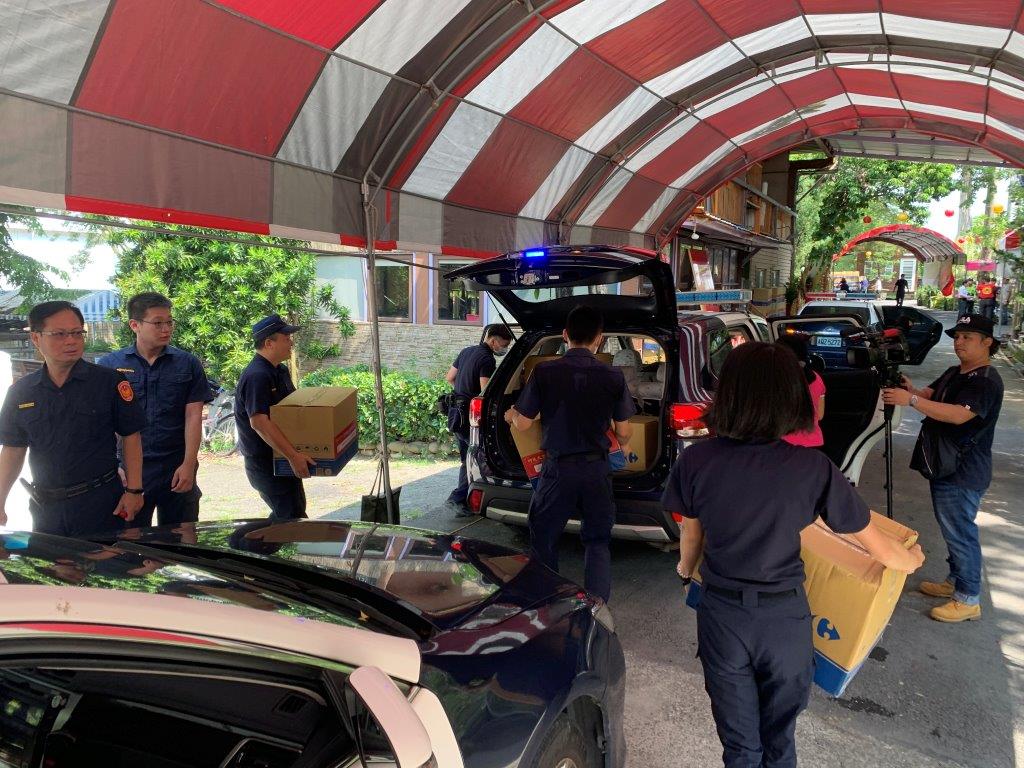 高市警局三民第二分局與宮廟聯手援助弱勢家庭