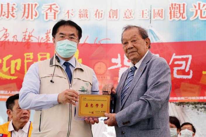 台南市長黃偉哲感謝康那香企業防疫扶弱不落人後