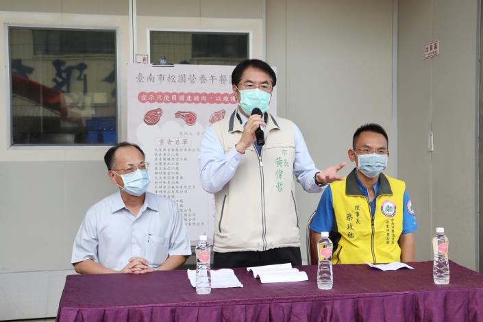 台南市長視察營養午餐團膳 業者宣示使用國產豬肉