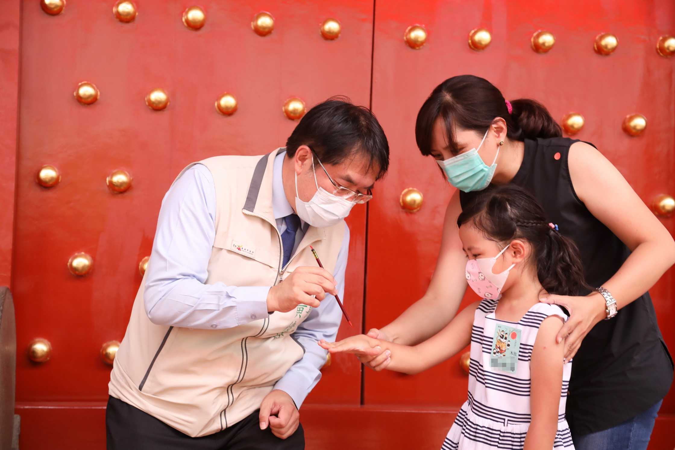 孔廟文化節啟蒙 台南市長黃偉哲學童點硃砂開智慧