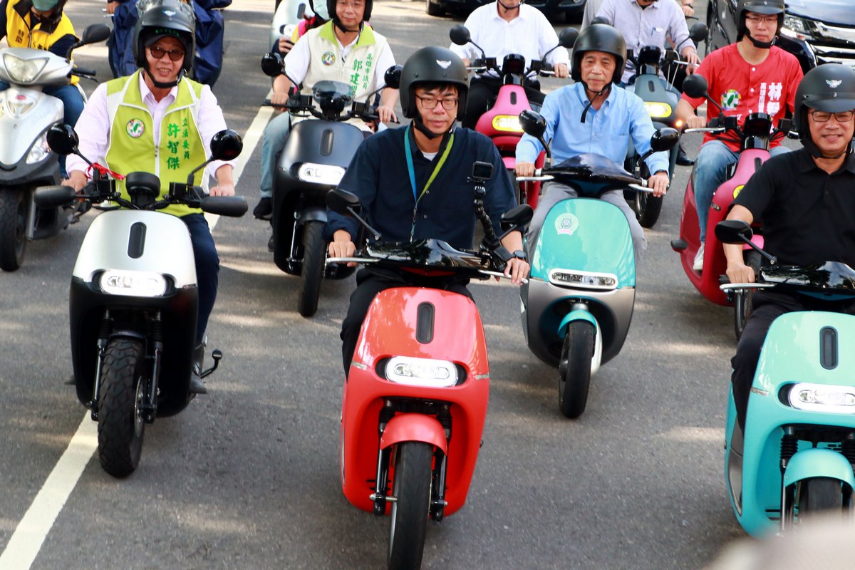 騎機車檢驗路平 陳其邁：制定新SOP嚴格執行確保施工品質
