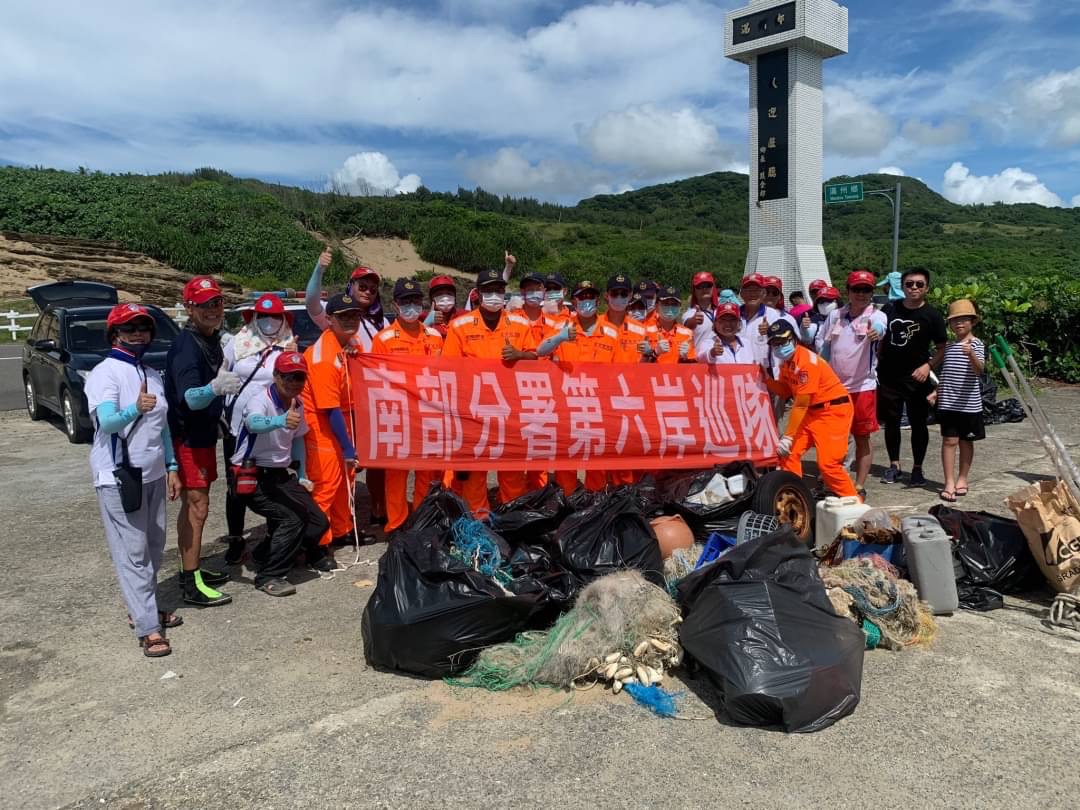 響應「世界清潔地球日」 海巡署第六岸巡隊淨化海岸