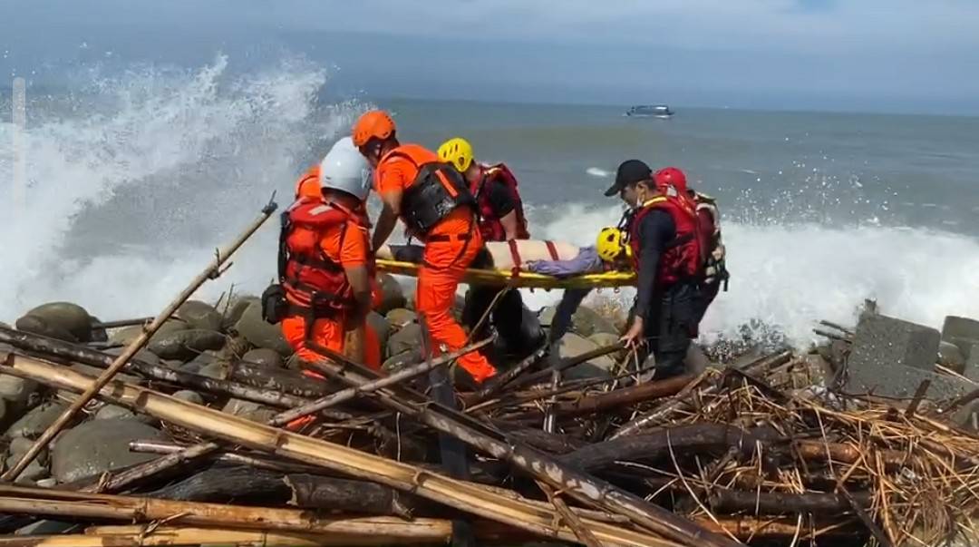 天候不佳膠筏接連翻覆 海巡消防頂浪搏命救援