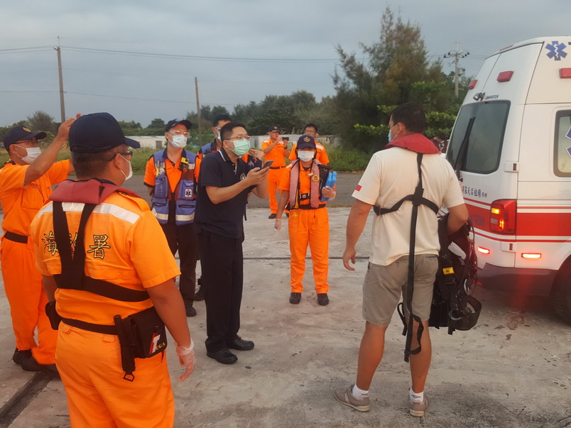 工作船人員手指骨折 海巡接駁後送就醫