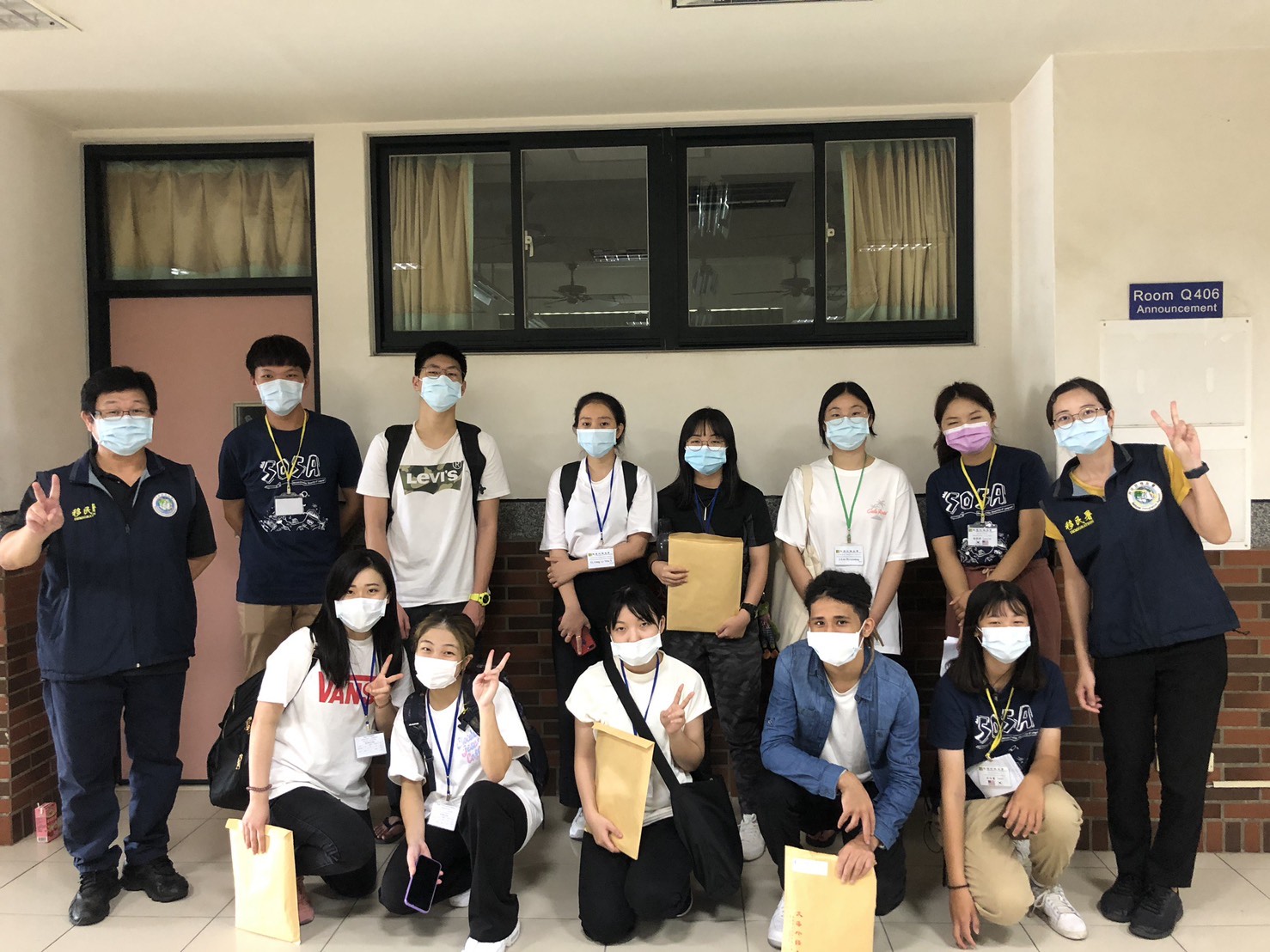 移民署高雄市第一服務站向外籍學生講解網辦居留證