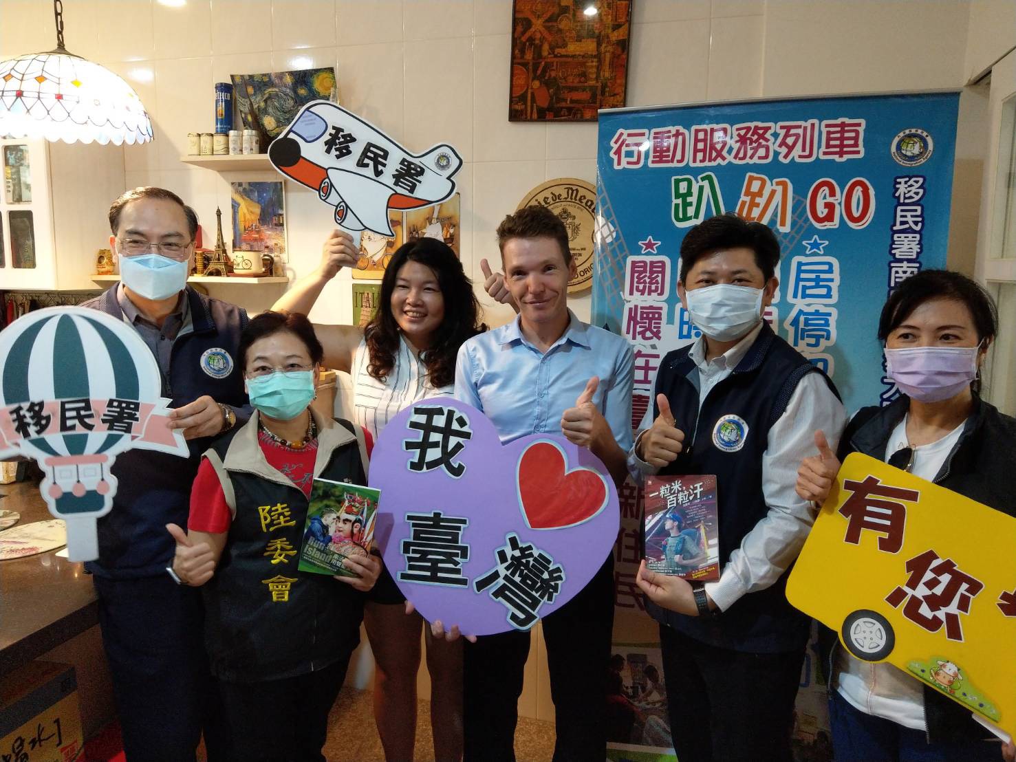 移民署行動列車關懷新住民 與法籍臺灣通吉雷米拚臺語